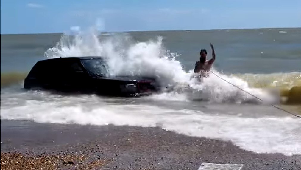 Range Rover утонул на пляже