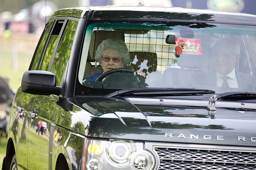 Королева за рулем Range Rover