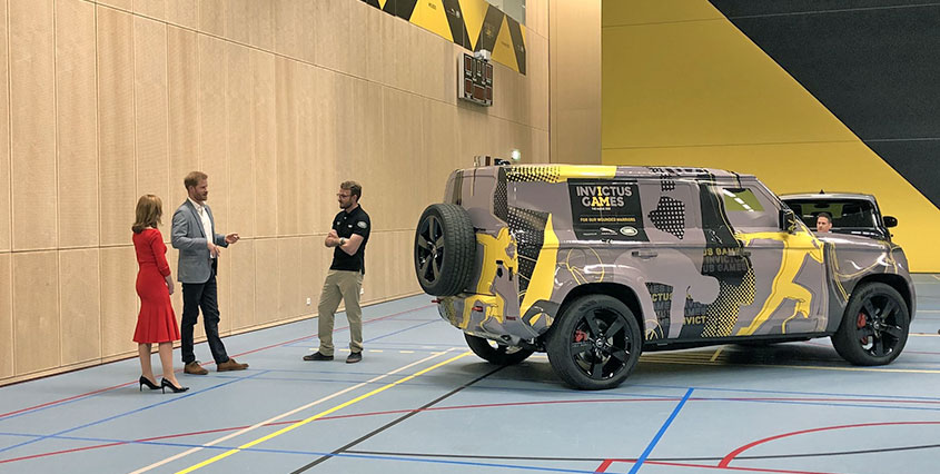 Land Rover Defender 2020 показали принцу Гарри
