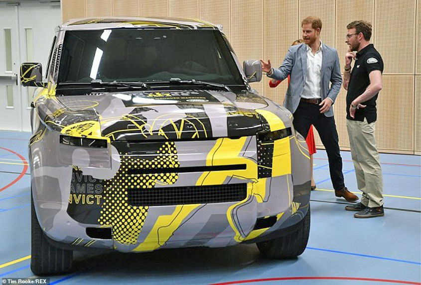 Land Rover Defender 2020 показали принцу Гарри