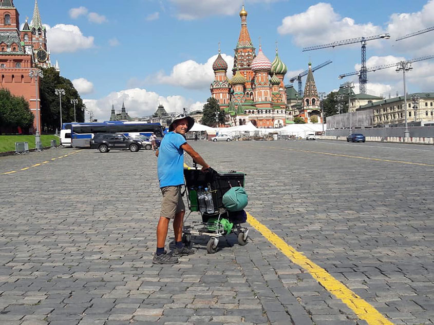 Путешествие из Швейцарии в Москву с тележкой из супермаркета