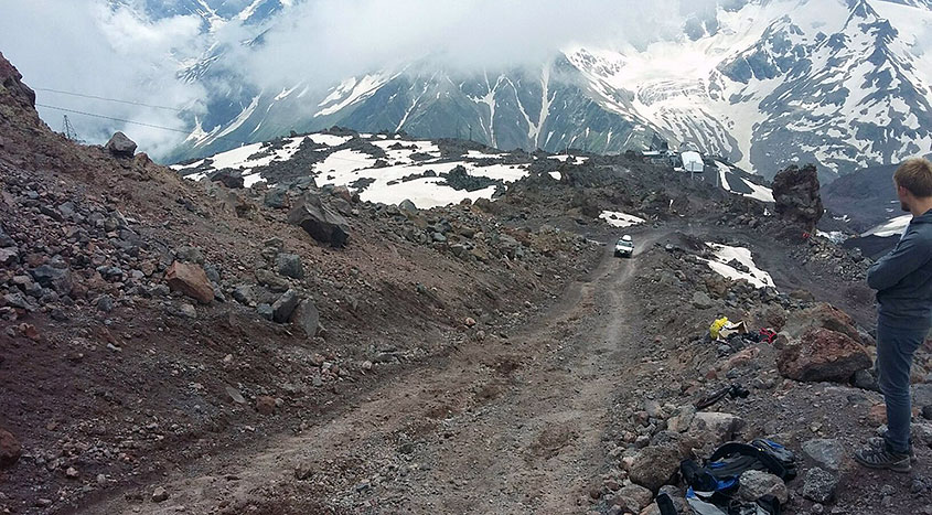 Год 2015 - Эльбрус  покоряли две LADA 4x4. Правда, машины дошли только до высоты 3800 м