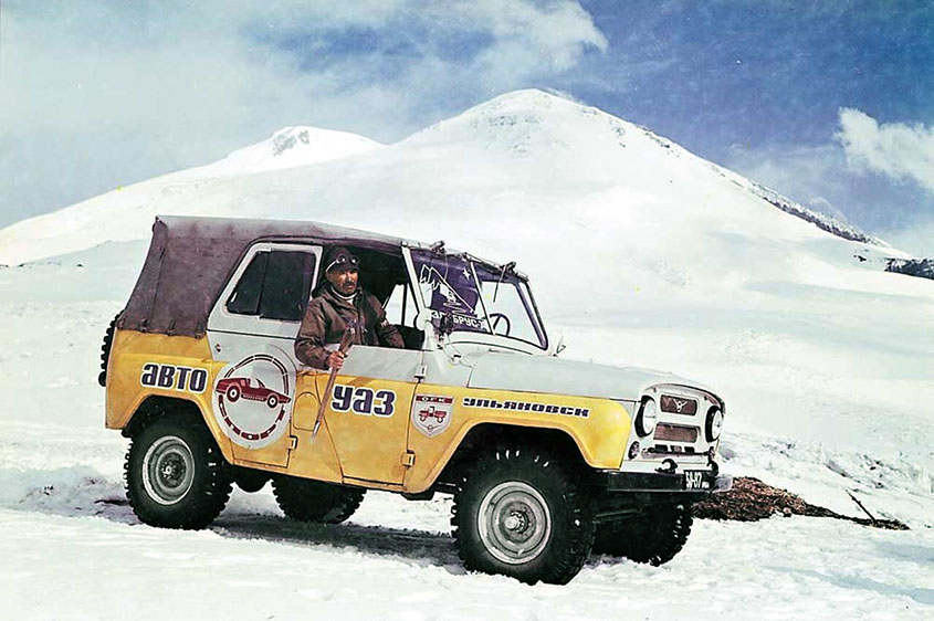В 1974 году на Эльбрус поднялись три стандартных внедорожника УАЗ 469