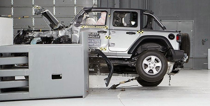 Jeep Wrangler во время краш-тестов опрокидывается на бок