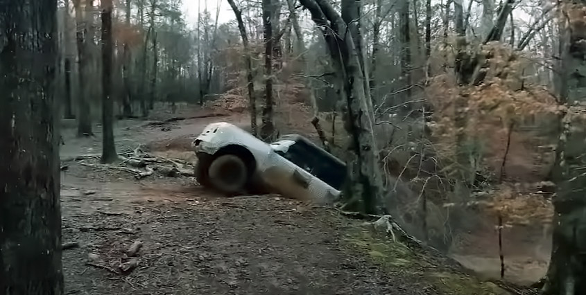 Ford Bronco загнали в грязь