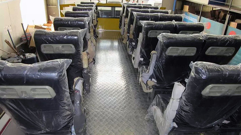 Салон 6-колесного автобуса для покатушек по бездорожью - 23 посадочных места