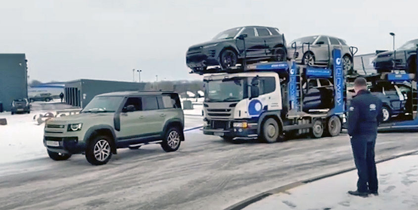 Land Rover Defender 110 нового поколения спас автовоз, забуксовавший на обледеневшей дороге