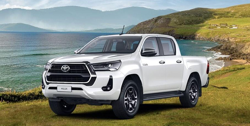 Бензиновый пикап Toyota Hilux теперь предлагают россиянам и с автоматической коробкой передач