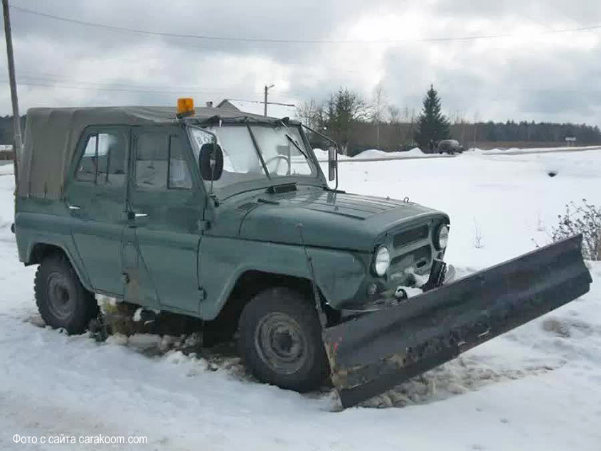 Серийные снегоуборочные УАЗы работали в ЖКХ Москвы в 70-е годы XX века. Чистили тротуары и дворы