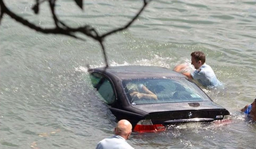 действия водителя при падении автомобиля в воду