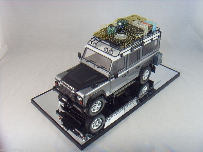 Модель 1:18 Land Rover Defender 110 с полной выкладкой