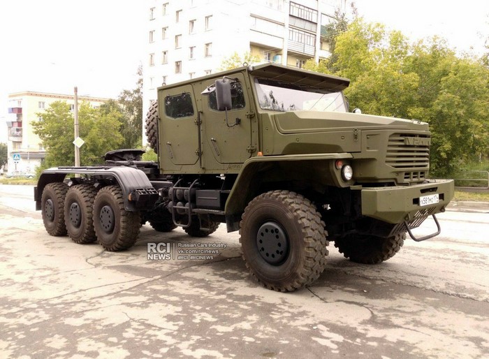 Cедельный тягач-танковоз Урал-6308