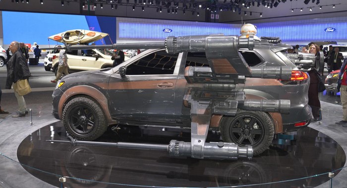 2018 Nissan Rogue – Poe Dameron’s X-wing with BB-8