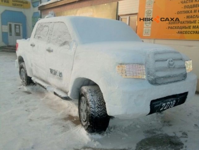Тойота Тундра из снега